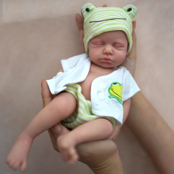 Prematura nasce tão pequena que precisa usar roupas de bonecas para servir  em seu corpo